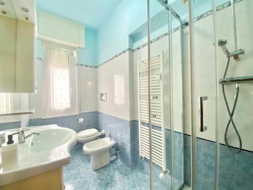 y baño con lavabo, aseo y ducha. en CasaViva - Bilo with patio in Genova San Teodoro en Génova