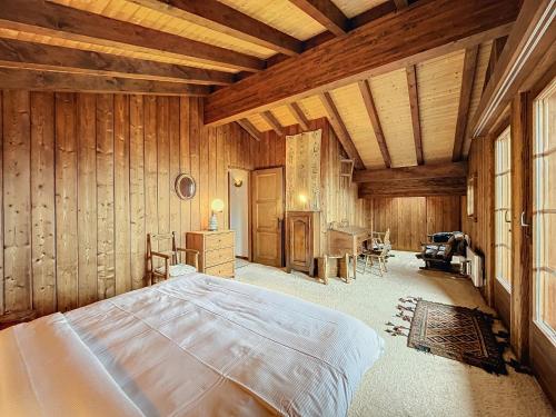 ヴェルビエにあるTeuraの木製の天井が特徴のベッドルーム1室(ベッド1台付)