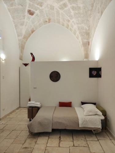 a bedroom with a bed in a white wall at Chez Liart 1 in Fasano