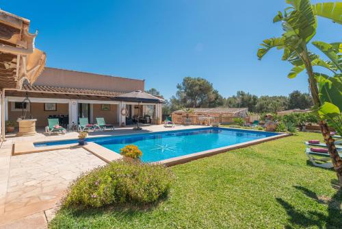 a swimming pool in the yard of a house at Playa, mar y tranquilidad en Portocolom Casa Toni in Portocolom