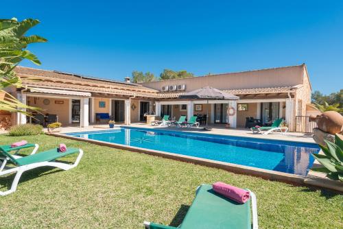 a villa with a swimming pool in a yard at Playa, mar y tranquilidad en Portocolom Casa Toni in Portocolom