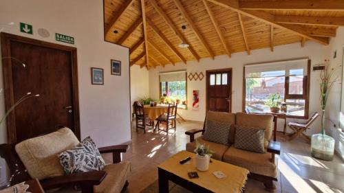 ein Wohnzimmer mit einem Sofa und einem Tisch in der Unterkunft Peggy´s House in Puerto San Julian