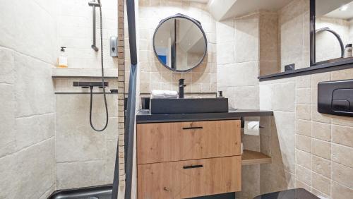 une salle de bain avec un lavabo et une douche avec un miroir dans l'établissement Le PTIT ZLATAN, Vue Exceptionnelle sur la Mer, à Sainte-Maxime