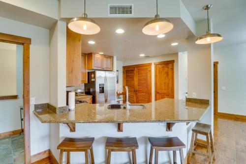 Η κουζίνα ή μικρή κουζίνα στο Whitefish Condo with Balcony - Hike, Ski and Explore!