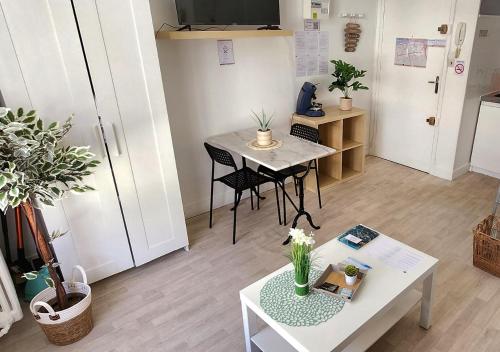 un salon avec une table et une table dans l'établissement 3# Central'Tours VERT - Hypercentre, à Tours