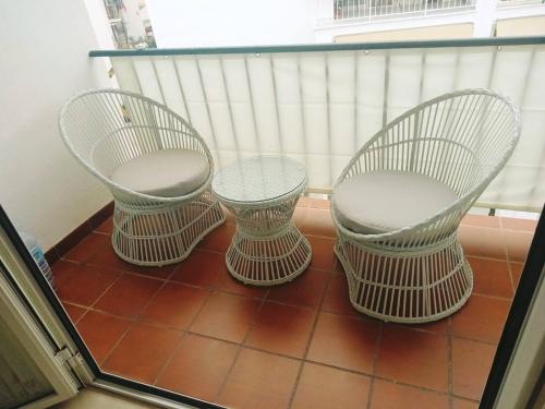 ネルハにあるEstudio Complejo Andaluciaのバルコニー(籐の椅子3脚、テーブル付)