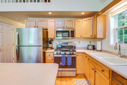 Η κουζίνα ή μικρή κουζίνα στο Pet-Friendly Home with Hot Tub Near Cranmore!
