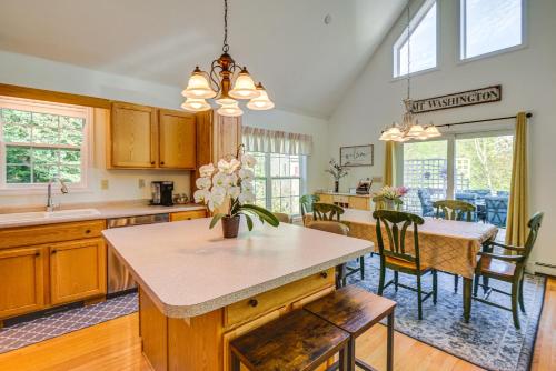 Η κουζίνα ή μικρή κουζίνα στο Pet-Friendly Home with Hot Tub Near Cranmore!
