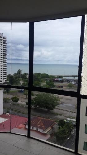 una vista del océano desde una ventana en Room with the Oh Wow! View & Roof Top, en Panamá