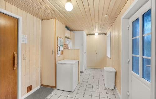 a hallway with a bathroom with a toilet and a window at Stunning Home In Rm With Wifi in Rømø Kirkeby