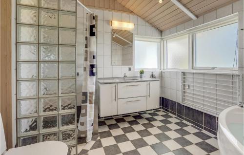 een badkamer met een wastafel, een toilet en een bad bij Beautiful Home In Juelsminde With Wifi in Sønderby