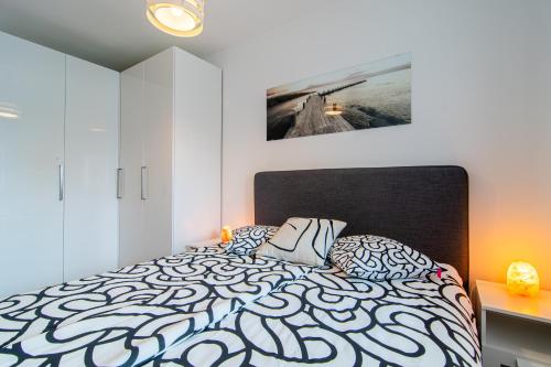 ザグレブにあるFlexible SelfCheckIns 80 - Zagreb - Garage - Arena - Bedroom - Newのベッドルーム1室(ベッド1台、白黒の掛け布団付)