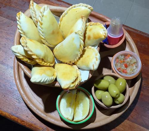 un plato de comida con fruta en una mesa en EL Viejo Algarrobo Fiambala 
