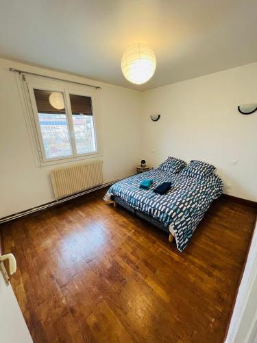 une chambre avec un lit et un parquet dans l'établissement Fontaine blanche Besançon, à Besançon