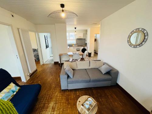 un salon avec un canapé et une table dans l'établissement Fontaine blanche Besançon, à Besançon