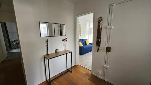 uma sala de estar com uma porta que leva a uma sala de estar em Ruby room - 20 min to Paris em Créteil