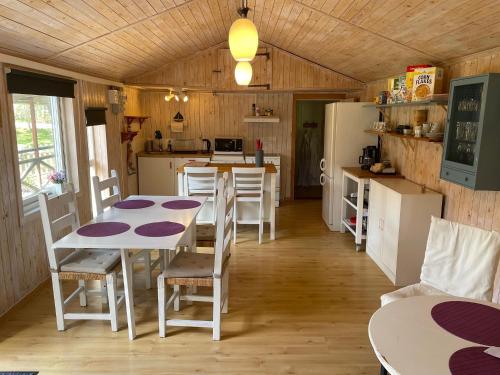 Kosta Bed-Vandrarhem في كوستا: مطبخ وغرفة طعام مع طاولة وكراسي