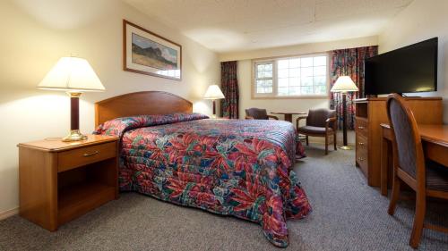 A bed or beds in a room at Town and Mountain Hotel