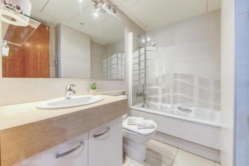 Un baño con lavabo, inodoro y ducha. en Mileni 2 1 3 1 Roses - Immo Barneda, en Roses