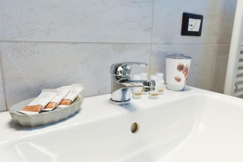 - un lavabo avec robinet et du pain dans l'établissement Welcome Varigotti - Civico53, à Varigotti