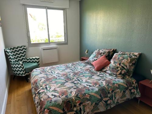 sypialnia z łóżkiem i oknem w obiekcie Appartement vue mer à 100m des plages, classé 4* w Biarritz