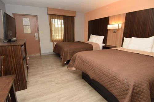 Postel nebo postele na pokoji v ubytování University Manor Inn