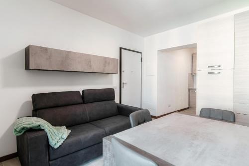 una sala de estar con un sofá y una mesa en Caval D'Or, en Como