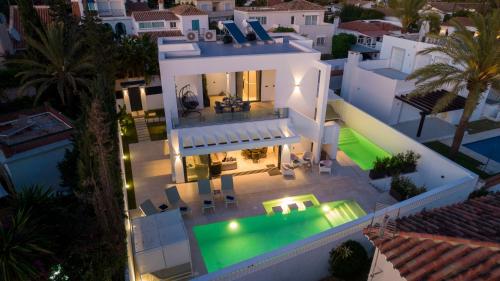 VACATION MARBELLA I Villa Marbesa White Pearl, Two Private Pools, 3min walk to the Beach, Fastest WiFi, Built in 2024