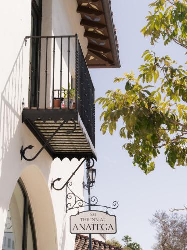 una señal en el lateral de un edificio con balcón en The Inn At Anatega #2 en Santa Bárbara