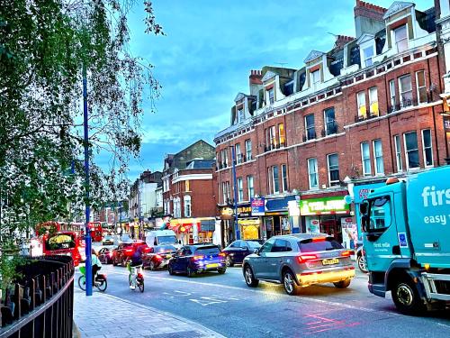a busy city street filled with cars and trucks at Comfy Double bedroom with a Private Toilet in London