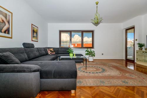 a living room with a couch and a table at Holiday apartment Kali - Ugljan island in Kali