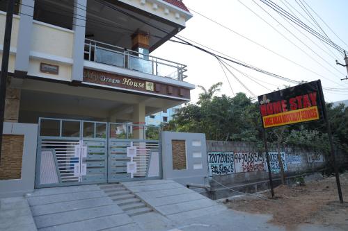 um sinal em frente a um edifício com uma loja de habitação em SBHS Neeladri Homestay em Tirupati