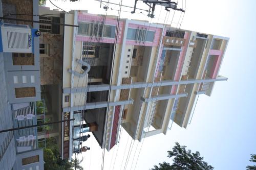 uma imagem de um edifício com muitas janelas em SBHS Neeladri Homestay em Tirupati