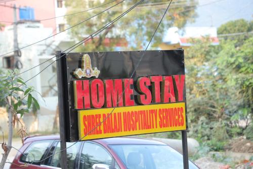 ein Haustarifzeichen vor einem Auto in der Unterkunft SBHS Neeladri Homestay in Tirupati