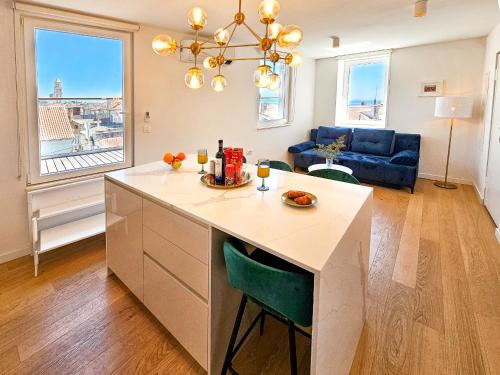 Posezení v ubytování 1BDR Apartment with Balcony at Prime Location