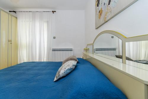 a bedroom with a bed with a pillow on it at Holiday apartment Kali - Ugljan island in Kali