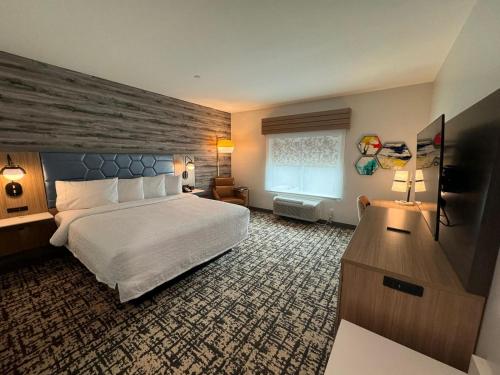 a hotel room with a large bed and a window at Hampton Inn & Suites by Hilton Shenandoah The Woodlands in The Woodlands