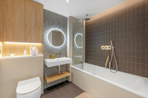 Ванная комната в Executive luxury one bed in Battersea, London River Side