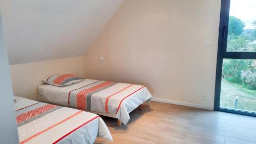 Posteľ alebo postele v izbe v ubytovaní Appartement de 2 chambres avec vue sur la mer et jardin amenage a Lamballe