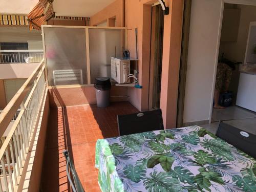 Cette chambre dispose d'un balcon et d'un lit. dans l'établissement JUAN LES PINS CENTRE T1 Bis 313, à Antibes