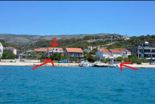 Beachside Apartment - Sleeps 5 Parking & Views