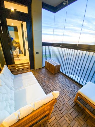 balkon z łóżkiem na statku wycieczkowym w obiekcie Luxury studio with balcony w Reykjavík