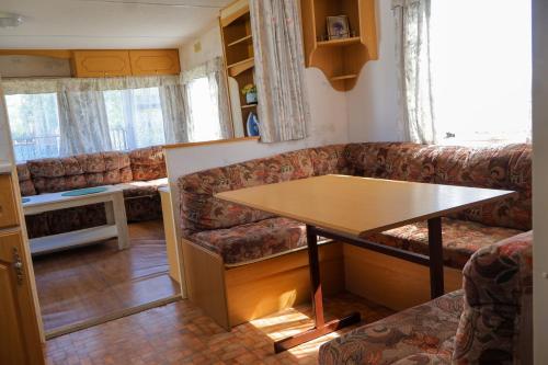 sala de estar con sofá y mesa en Domki na Ogrodowej en Trzęsacz