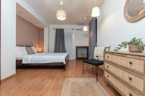 een slaapkamer met een bed en een dressoir bij Houseloft Cosmopolitan Comfort in Thessaloniki