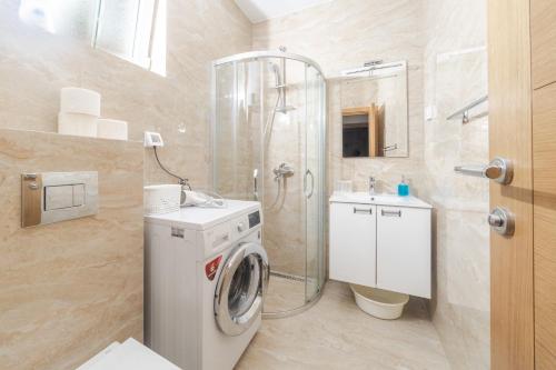 Bilik mandi di Markoni Apartments