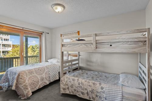 2 łóżka piętrowe w pokoju z oknem w obiekcie 7214 - Bakin in the Sun by Resort Realty w mieście Salvo