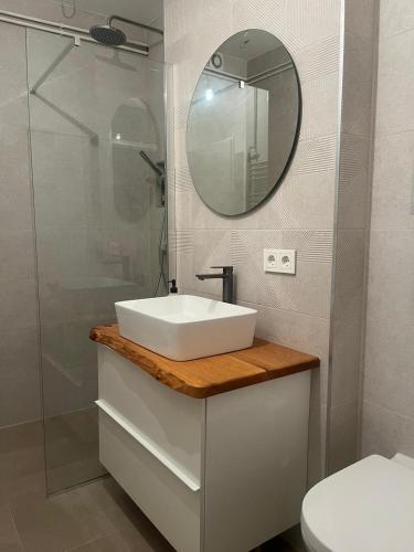 W łazience znajduje się biała umywalka i lustro. w obiekcie Apartman Esseg - Luxury Living in Historic Esseg w mieście Osijek