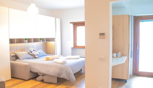 1 dormitorio con 1 cama con toallas en La Maison Roma Eur en Roma