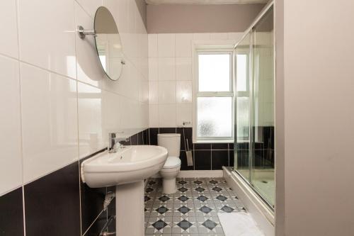 uma casa de banho branca com um lavatório e um WC em Lovely Suite 1 - Private Room in Eccles em Manchester