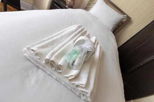 uma toalha branca em cima de uma cama em Lovely Suite 1 - Private Room in Eccles em Manchester